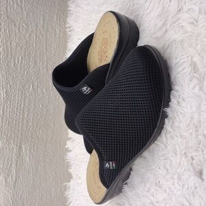 Fly Float Anti-Shock Black Mesh Leather Upper Round Toe Low Heel Clog Shoe